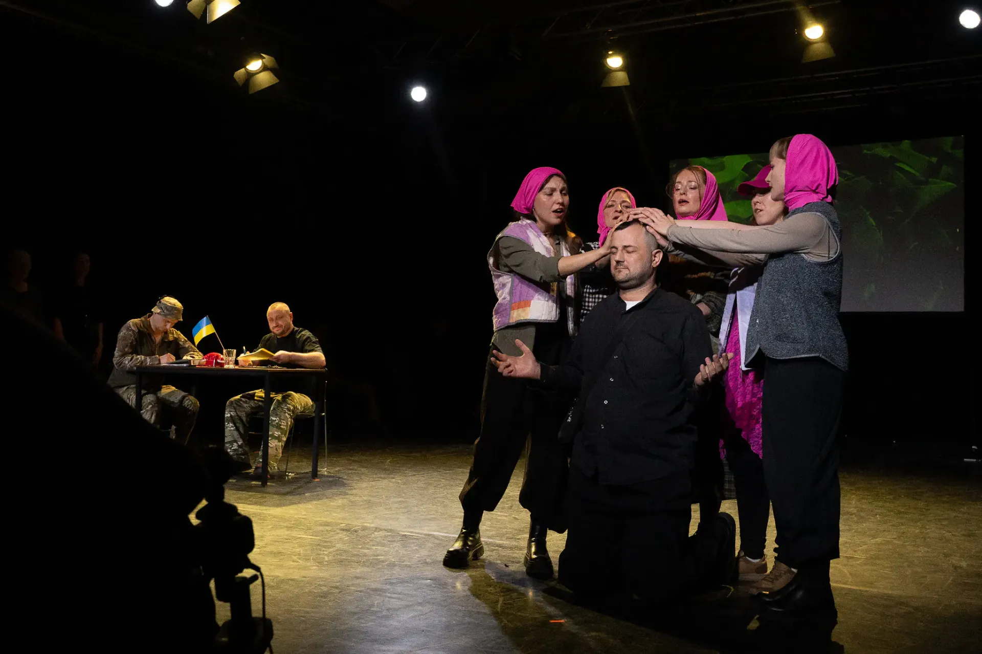 Foto aus dem Theaterstück „UN/ZERBRECHLICH“. © Erik & Veronika Bohnenstengel
